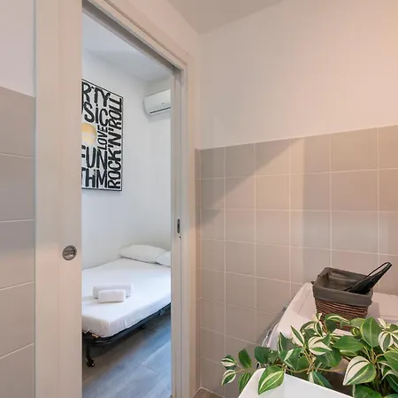 Ihost - Lomellina 14a * ميلان