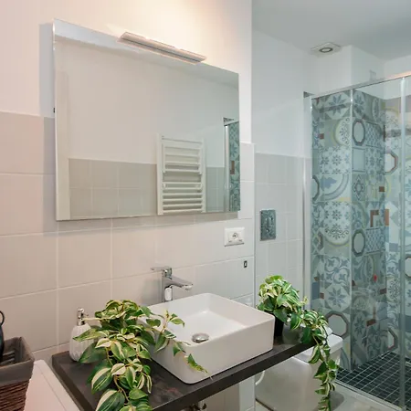 Ihost - Lomellina 14a * ميلان
